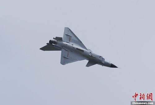 歼10CE在飞行表演中的英姿