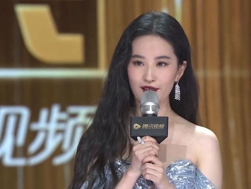 刘亦菲红毯造型 现代感十足