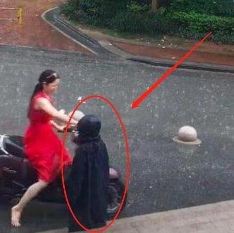 父亲冒雨接孩子放学