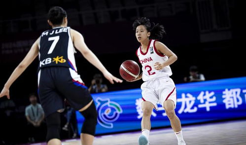 张子宇在比赛中突破上篮