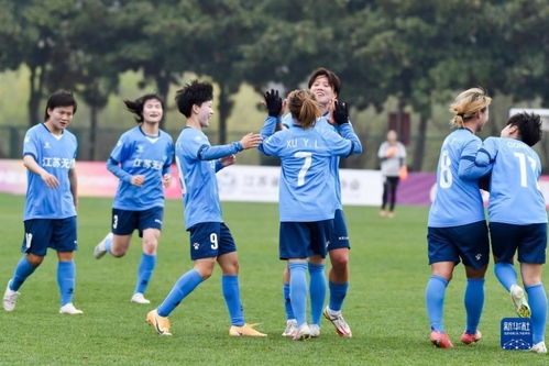 无锡队球员庆祝进球