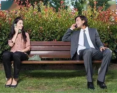 父女俩坐在公园长椅上聊天