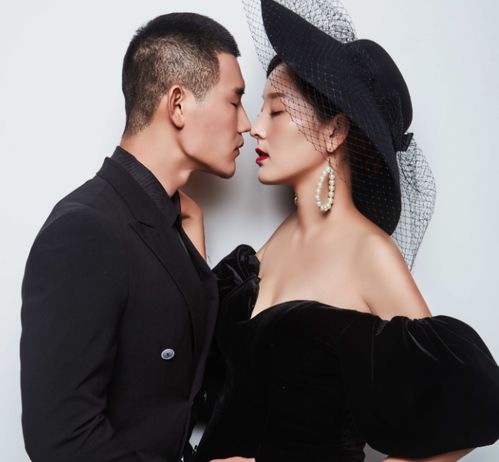 一个人坐在沙发上发呆思考人生