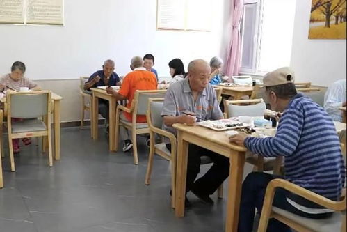 老年人在社区活动中心参加健康讲座