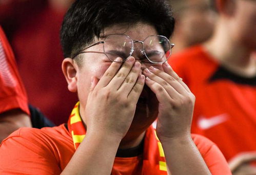 国足比赛失利后球员低头离场