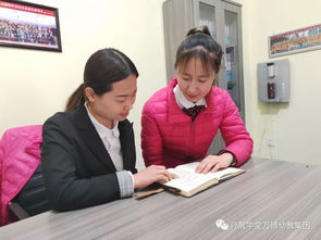 李晨曦在图书馆认真学习