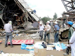 救援人员在印度大桥坍塌现场工作的图片