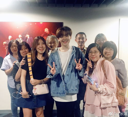 金昀与家人合影