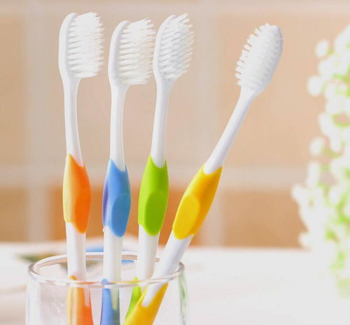 医生取出一把旧牙刷