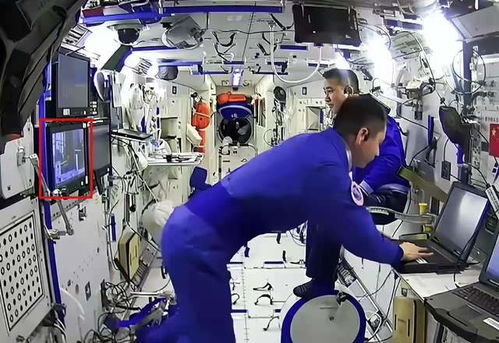 宇航员在太空站内使用跑步机