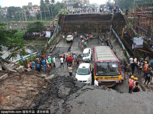 新华社快讯：印度西部一大桥坍塌导致至少6人死亡25人失踪