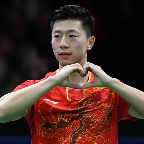 马龙与家人一起外出游玩合照