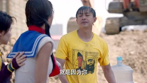 张伟救人后倒地被抬走瞬间