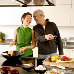 情侣一起在厨房做饭