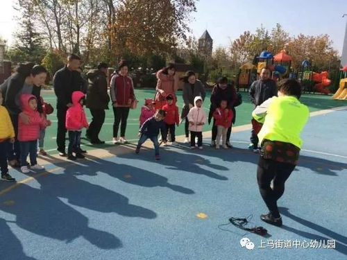 家长牵着孩子走在重庆街道上