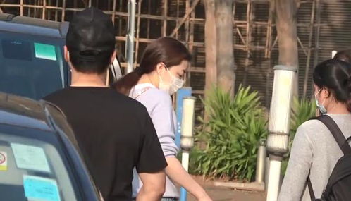 尔冬升与女儿在公园玩耍