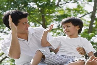 现代父亲陪孩子玩耍的照片