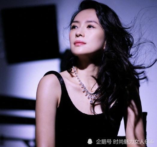 章子怡短发造型引热议，优雅气质依旧在线