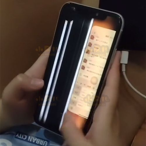 网友在手机屏幕前讨论新闻