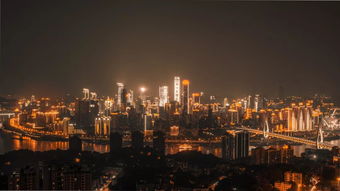 重庆城市夜景中的亲子身影