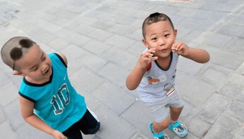 父亲与孩子温馨拥抱的瞬间