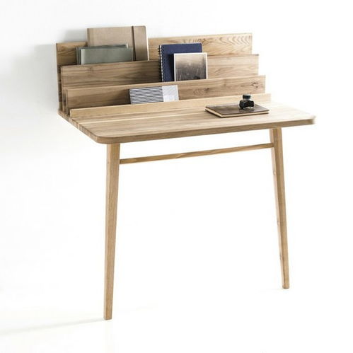 书桌上整齐排列的Labubu收藏品