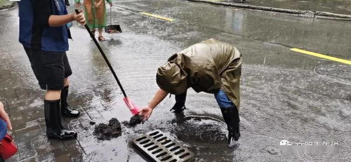 德宏居民在雨中清理排水沟