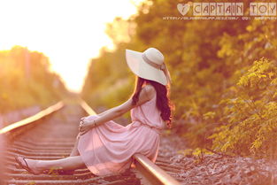 一位女子站在窗前凝望远方