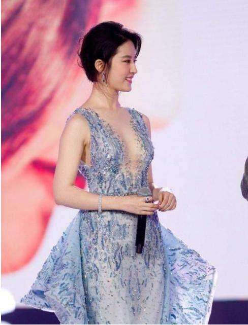 刘亦菲穿着鹅黄抹胸礼服，佩戴宝格丽珠宝亮相活动现场