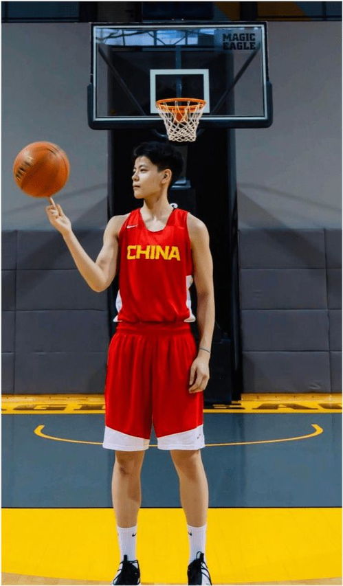 杨舒予在比赛中投篮瞬间