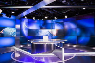 金昀在演播室认真工作的照片