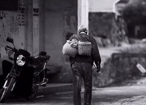 父亲坐在田埂上抽烟