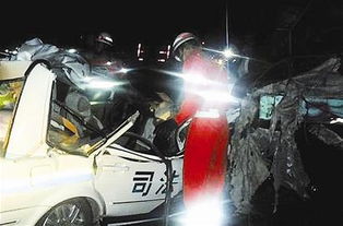 车祸现场散落物品和警车停放图片