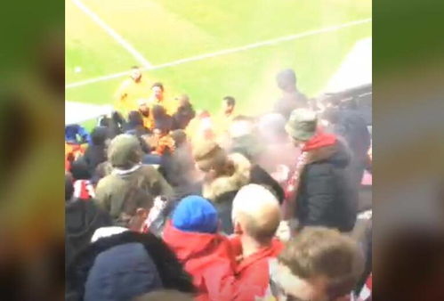 球迷在看台上举牌抗议