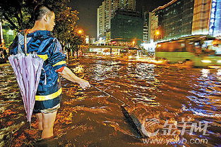 父亲背着孩子走在雨中