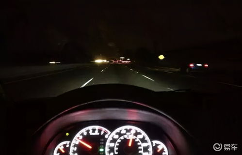 男子夜晚将车推至停车场入口