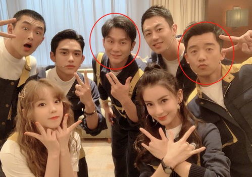 林俊杰与宋雨琦后台合影庆祝演出成功