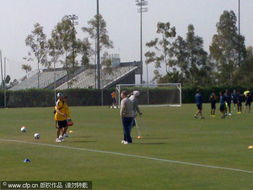 波尔在训练场指导青少年