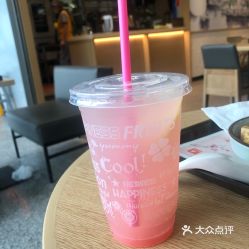 气泡荔枝饮品装杯特写