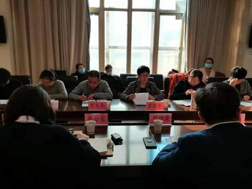 政府部门工作人员在田间考察讨论解决方案