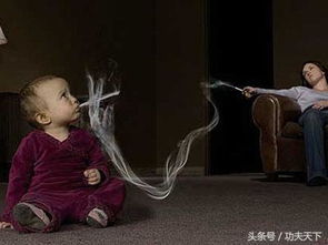 一位父亲在家中吸烟而孩子在一旁玩耍