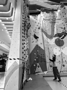 男子室内攀岩掉落被工作人员单手救下