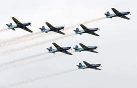 飞机在苏超比赛上空拉烟表演