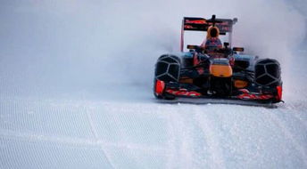 维斯塔潘驾驶F1赛车疾驰