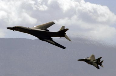 B-1B轰炸机低空飞行中