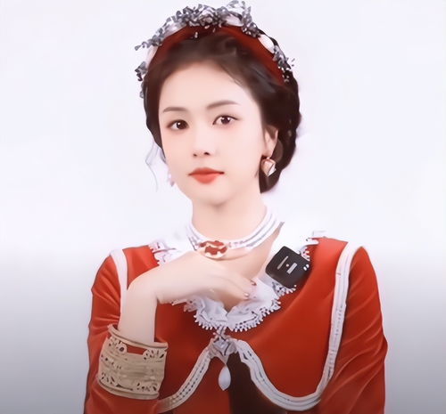 白鹿在直播间认真回答粉丝提问的照片