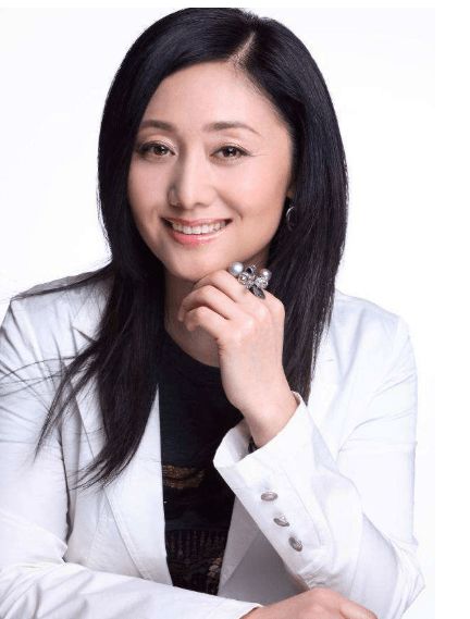 蓝盈莹微笑面对镜头神采奕奕