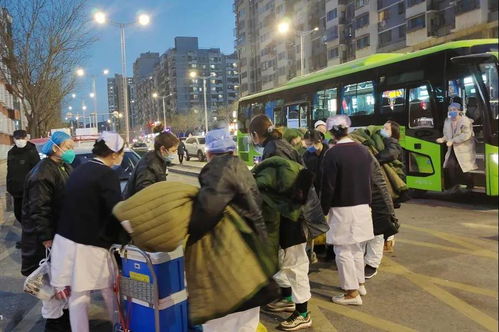 起猛了！偶遇抽象搬家队，网友：这是从喜剧片里跑出来的吧？