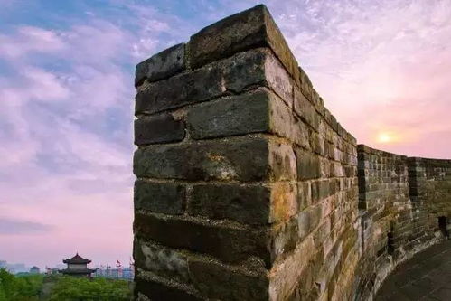 馆长在西安古城墙下沉思