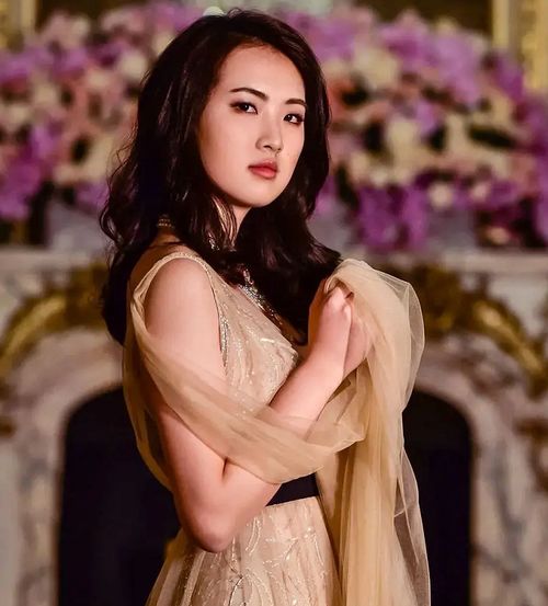 姚安娜手持白酒杯进行品牌宣传拍摄场景